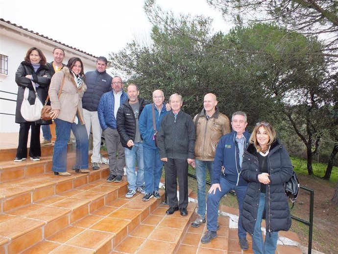 Representantes de la directiva de la Federación Andaluza de Cámpings y del Cámping Los Villares de Córdoba.