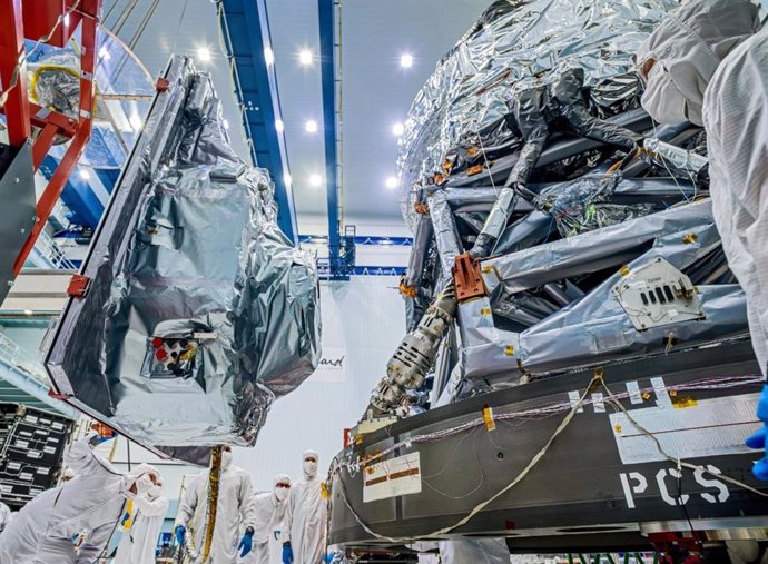 Los técnicos instalan el instrumento principal del telescopio espacial Nancy Grace Roman de la NASA, llamado instrumento de campo amplio (a la izquierda),