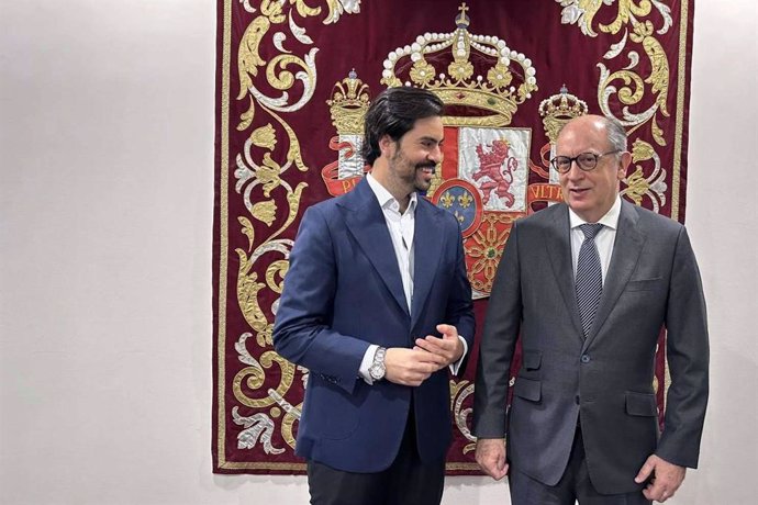 Ignacio de Medina (izquierda), junto al Embajador de España en Arabia Saudita, D. Jorge Hevia (derecha).