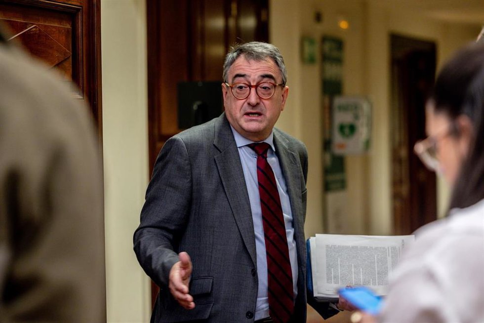 El portavoz del PNV en el Congreso, Aitor Esteban, durante una sesión plenaria, en el Congreso de los Diputados, a 10 de diciembre de 2024, en Madrid (España). 
