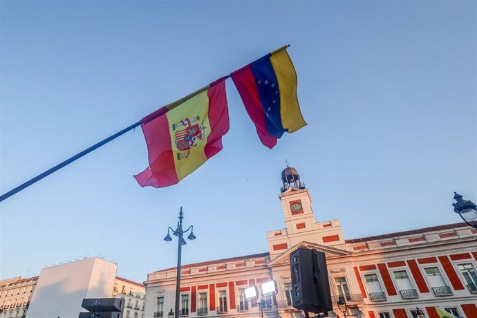 Archivo - Una bandera venezolana y otra española durante una concentración contra Nicolás Maduro, en la Puerta del Sol