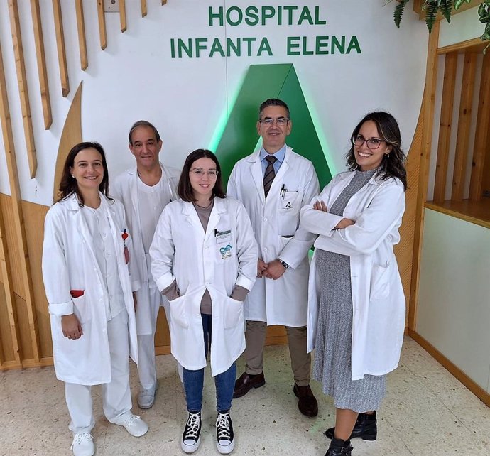 Imagen es del grupo de trabajo del Hospital Infata Elena de Huelva que ha participado en la redacción del artículo de investigación.