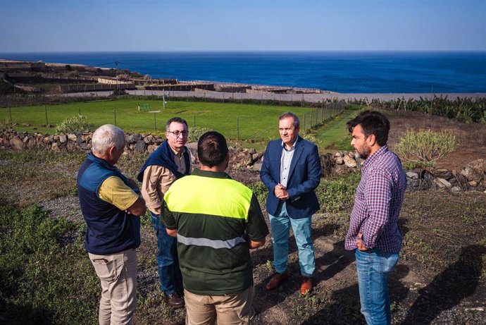 El consejero de Sector Primario del Cabildo de Tenerife, Valentín González, visita una finca en el norte de la isla