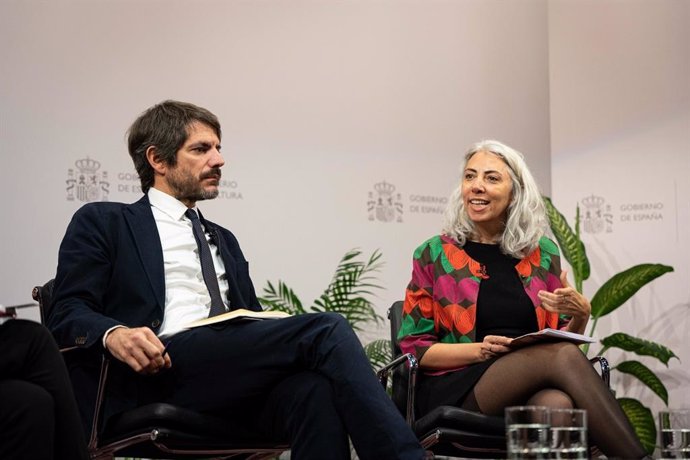 El ministro de Cultura, Ernest Urtasun, junto a la directora general de Derechos Culturales, Jazmín Beirak, durante la presentación del I Plan de Igualdad 2024-2026.