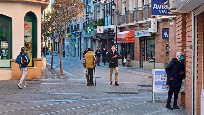 Archivo - Una calle del centro de Huelva.