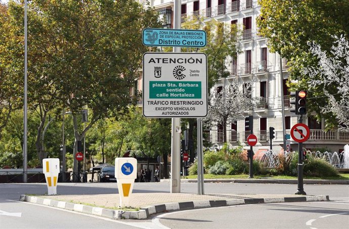 Un cartel marca la el Inicio de una Zona de Bajas Emisiones (ZBE)