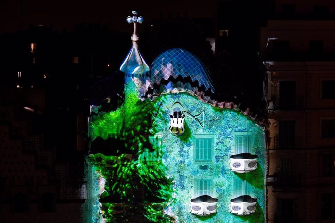 Archivo - Vistas del mapping ‘Structures of Being’ en la fachada de la Casa Batlló.