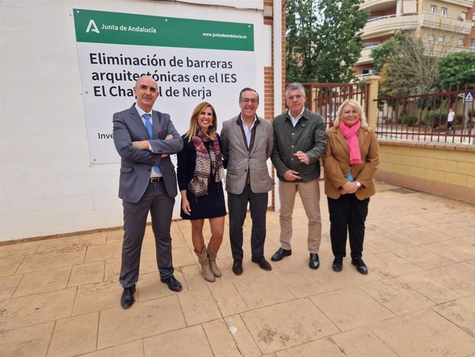 El delegado territorial de Desarrollo Educativo y Formación Profesional y de Universidad, Investigación e Innovación en Málaga, Miguel Briones, acompañado por el alcalde del municipio malagueño, José Alberto Armijo, ha visitado este jueves ambos centros