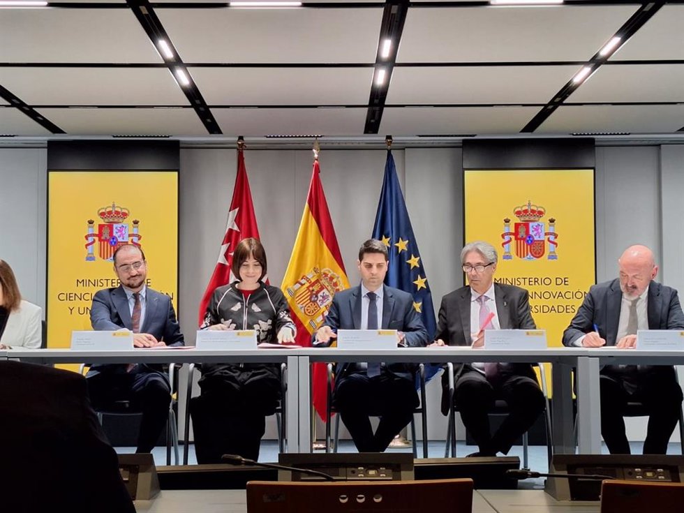 En el centro de la imagen, la ministra de Ciencia, Innovación y Universidades, Diana Morant, y el consejero de Educación, Ciencia y Universidades de la Comunidad de Madrid, Emilio Viciana, en la firma del convenio María Goyri, a 12 de diciembre, Madrid.