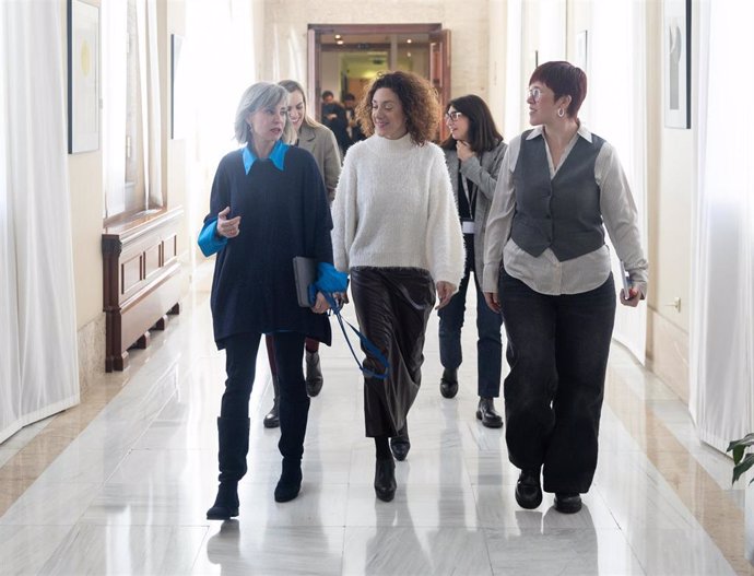 La diputada de Sumar Aina Vidal (c) y la portavoz de Comprom`s en el Congreso, Águeda Micó (d), a su llegada a una reunión de la Junta de Portavoces, en el Congreso de los DIputados, a 10 de diciembre de 2024, en Madrid (España).