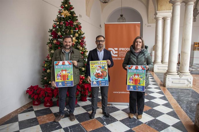 Romero (centro), con responsables de la Asociación de Empresarios de Villanueva de Córdoba.