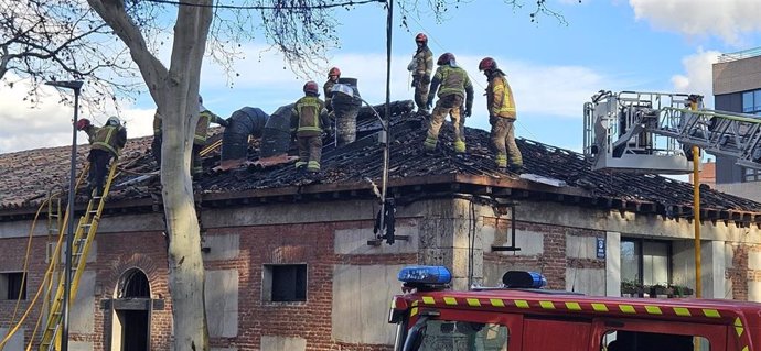 Bomberos, sobre el tejado del restaurante.