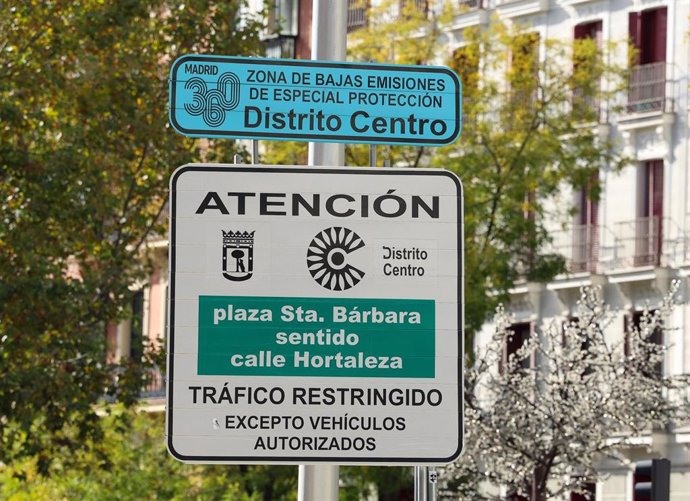 Un cartel marca la el Inicio de una Zona de Bajas Emisiones (ZBE), a 20 de noviembre de 2024, en Madrid (España). 