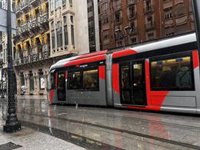 VOX recuerda que la ampliación del servicio del tranvía los fines de semana ya la exigía en mayo