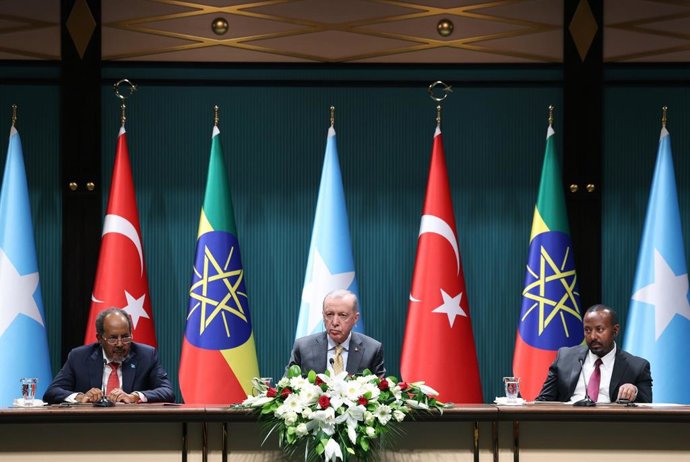 El presidente turco, Recep Tayyip Erdogan, el primer ministro de Etiopía, Abiy Ahmed Ali, y el presidente de Somalia, Hasán Sheij Mohamud