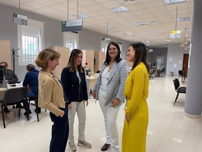 La delegada de Empleo, María Dolores Gálvez (dcha.), durante la visita a la oficina de Empleo de Rute.