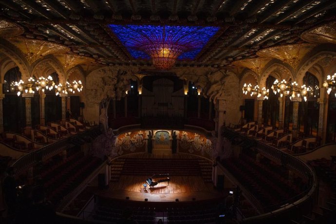 Archivo - Vista de la nueva iluminación de la claraboya del Palau de la Música, en el Palau de la Música de Barcelona, a 25 de enero de 2024