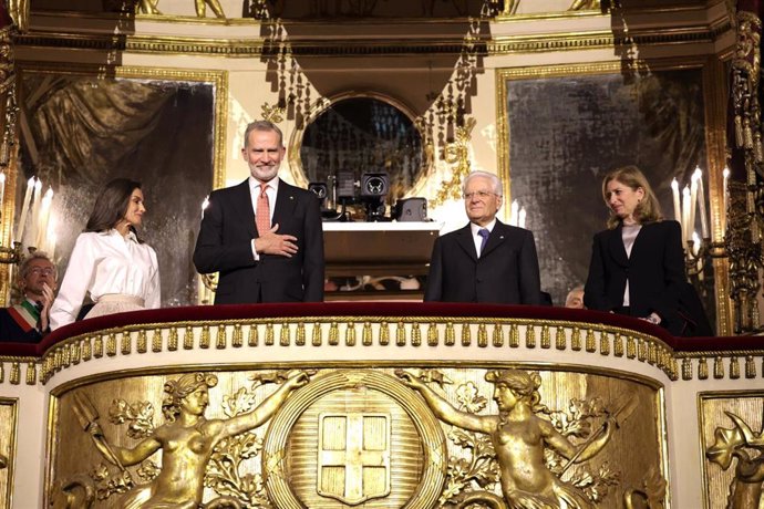 Los Reyes Felipe VI y Letizia junto al presidente de la República Italiana, Sergio Mattarella, durante la ceremonia de entrega del doctorado honoris causa por la Universidad Federico II de Nápoles