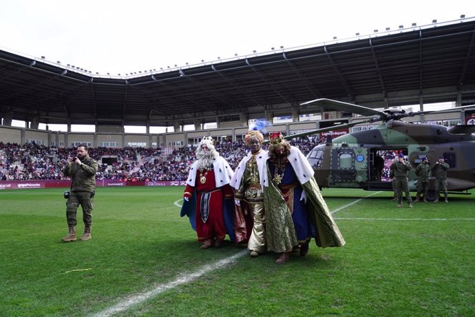 Archivo - Los Reyes Magos llegan al campo de fútbol de Las Gaunas en helicóptero el pasado 5 de enero de 2024