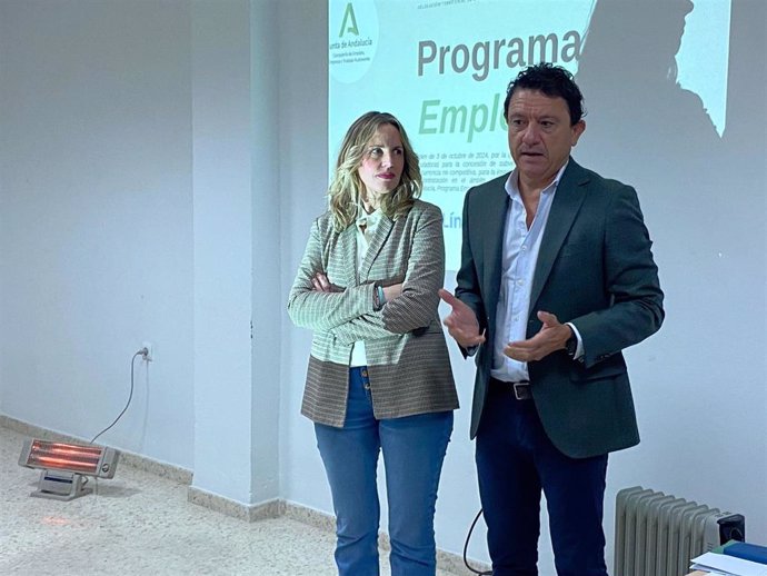 El delegado territorial de Empleo, Empresa y Trabajo Autónomo de la Junta de Andalucía en Cádiz, Daniel Sánchez Román, y la alcaldesa de Prado del Rey, Vanesa Beltrán, presentando las líneas de ayudas de Emplea-T