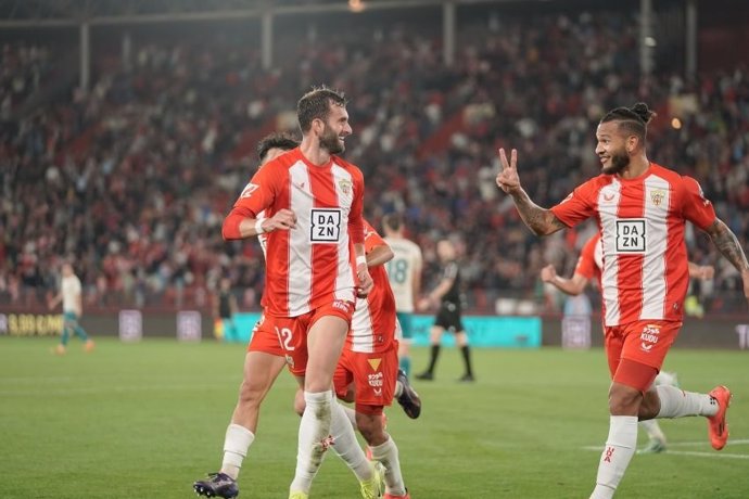 Los jugadores de la UD Almería Leo Baptistao y Luis Suárez celebrando un gol.