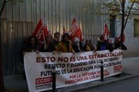 Varias personas se concentran por los "errores" en los procesos de estabilización del personal educativo interino