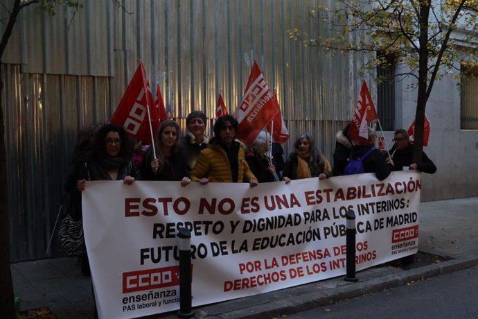 Varias personas se concentran frente a la Dirección General de Función Pública para reclamar por los procesos de estabilización del personal educativo interino, el 12 de diciembre de 2024, en Madrid.