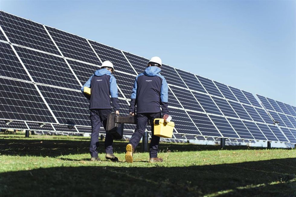 Operarios de Megaom en una planta fotovoltaica