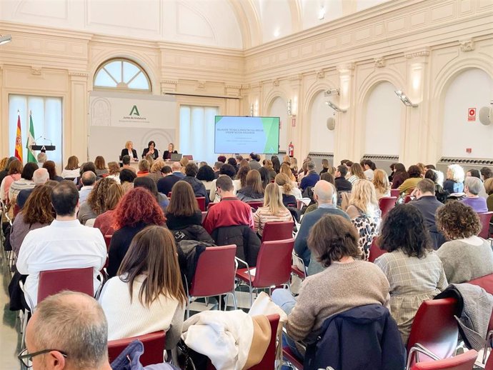 La delegada de Desarrollo Educativo y Formación Profesional, y de Universidad, Investigación e Innovación de la Junta en Granada, María José Martín, ha abierto la jornada