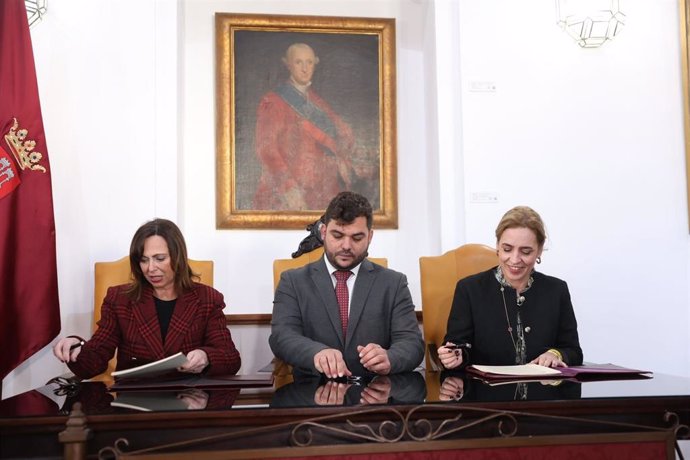 La consera de Fomento, Rocío Díaz, la presidenta de Diputación, Almudena Martínez, y el alcalde de Arcos firman el convenio para la actuación en las viviendas de La Verbena.