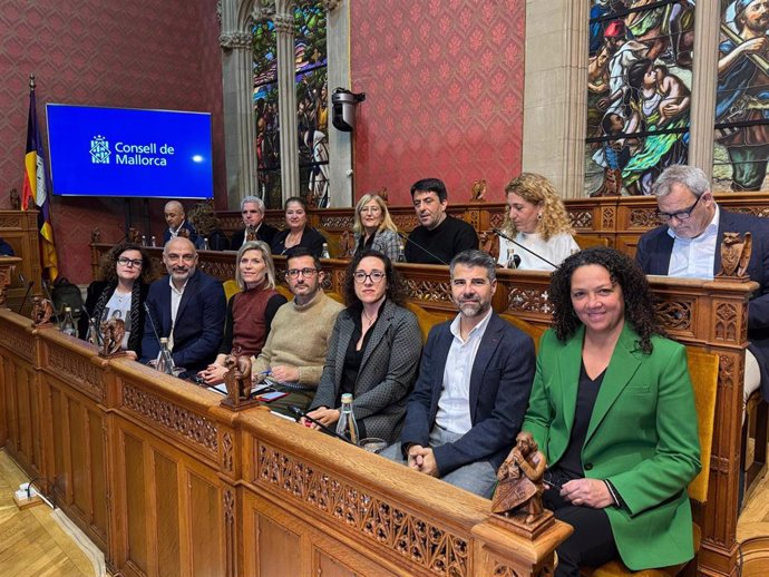 Los miembros del grupo socialista en el Consell de Mallorca, en el pleno insular.