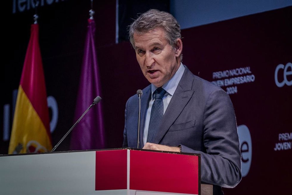 El presidente del Partido Popular, Alberto Núñez Feijóo, interviene durante la XXI edición del Premio Nacional Joven Empresario, en el Auditorio del Banco Santander, a 12 de diciembre de 2024, en Madrid (España). La Confederación Española de Asociacione