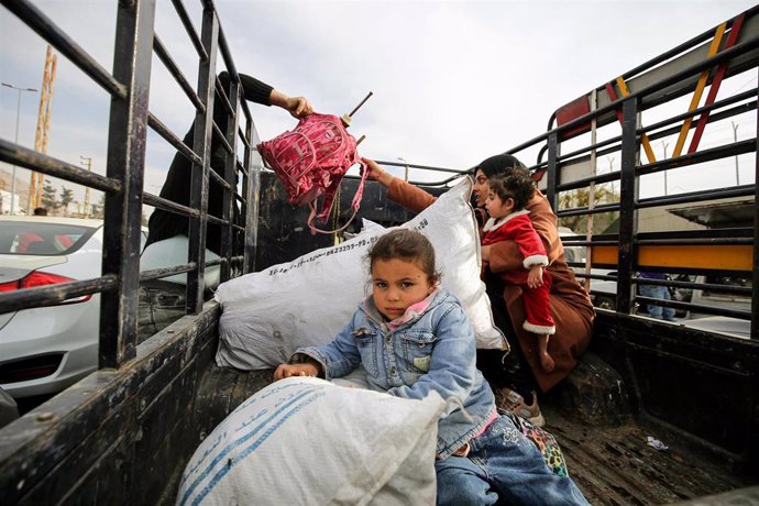 Una familia siria en el cruce fronterizo de Masnaa 