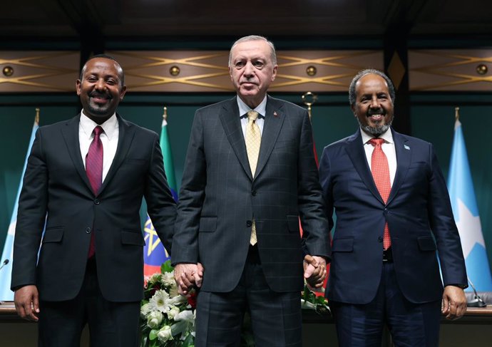 HANDOUT - 11 December 2024, Turkey, Ankara: Turkish President Tayyip Erdogan poses with Somali President Hassan Sheikh Mohamud and Ethiopian Prime Minister Abiy Ahmed following a press conference at the Presidential Complex in Ankara. Ethiopia and Somal