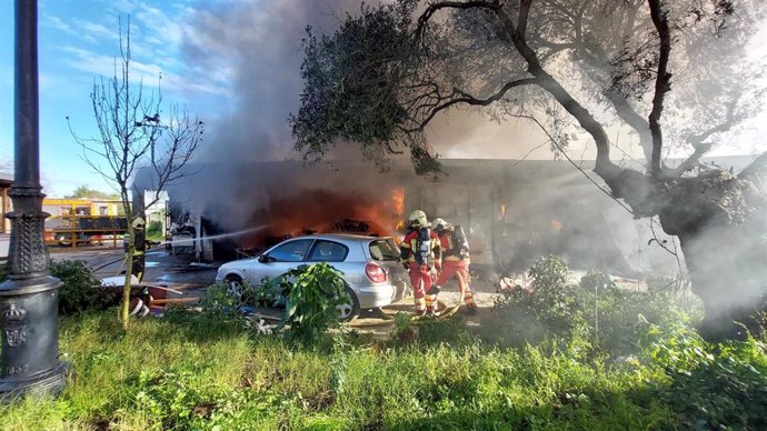 Bomberos usan 12.000 litros de agua para extinguir un incendio en un cobertizo de grandes dimensiones en Laredo