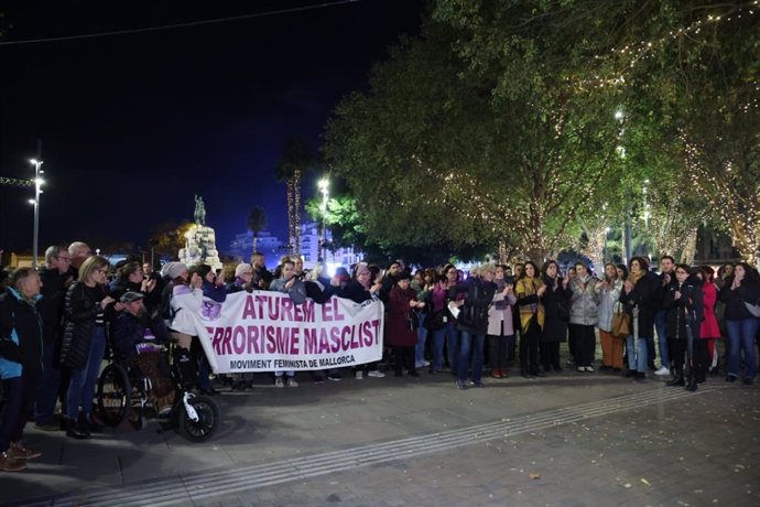 Concentración para condenar el asesinato de una mujer por violencia de género el pasado martes en Can Pastilla (Mallorca).