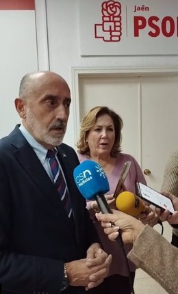 Luis Ángel Hierro atiende a los periodistas junto a María de los Ángeles Jiménez.