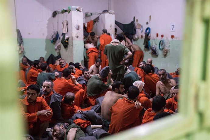 Archivo - dpatop - 17 November 2019, Syria, Hassake: Suspected members of the Islamic State (IS) sit inside a prison run by Kurdish People's Defense Units (YPG). Photo: Chris Huby/Le Pictorium Agency via ZUMA/dpa