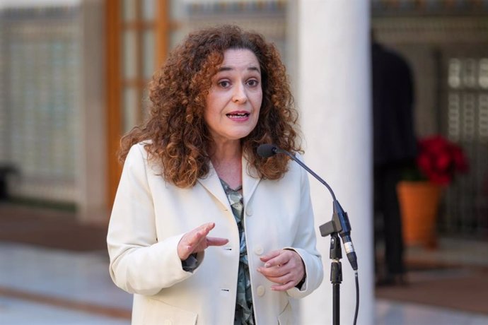 La portavoz del grupo Por Andalucía, Inma Nieto, atiende a los medios en el Parlamento andaluz. Imagen de archivo. 