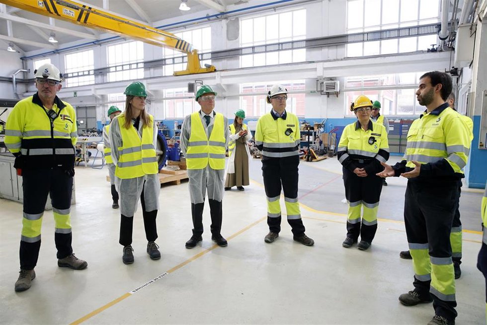 La ministra y el consejero visitan las instalaciones de Solvay
