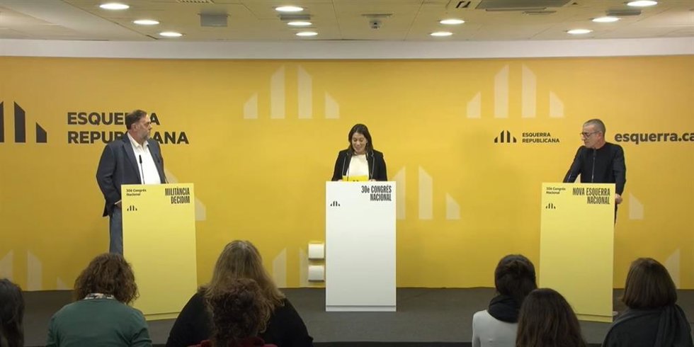 El expresidente de ERC y candidato de 'Militncia Decidim' a la reelección, Oriol Junqueras, y el candidato de 'Nova Esquerra Nacional', Xavier Gods, en un debate por el congreso del partido.