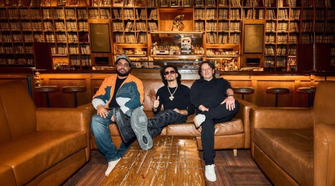 (From Left To Right: Jonniel (ClarentS Manager), Clarent & Roberto Andrade, Managing Director Warner Music Latina)