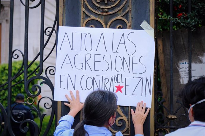 Archivo - Una manifestante denuncia la violencia gubernamental contra el EZLN, en México (archivo)