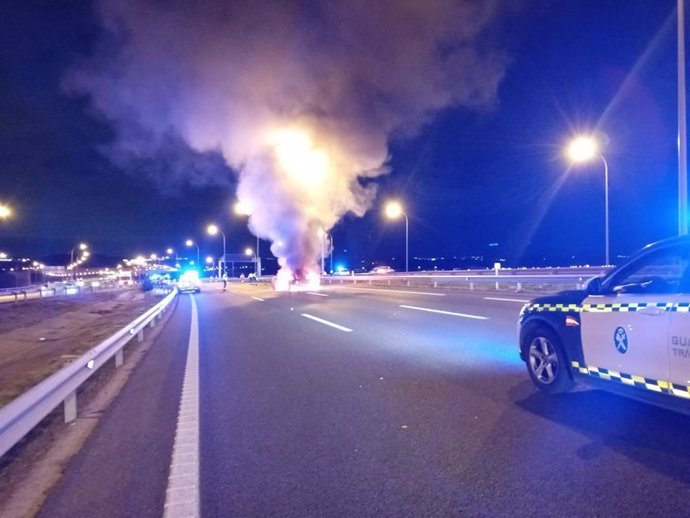 Vista de un coche en llamas al chocar contra otro vehículo en la M-45