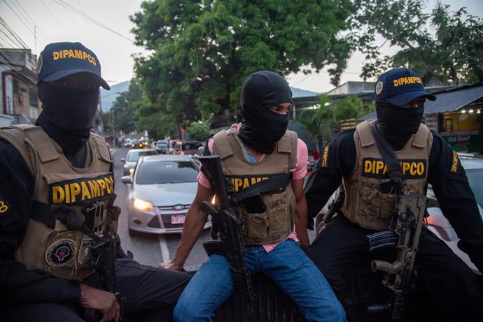 Archivo - December 15, 2022, San Pedro Sula, Maine, Honduras: Officers of DIMPAMPCO, the military branch specialized in taking down gangs, rides in the back of a pick in San Pedro Sula, Honduras.