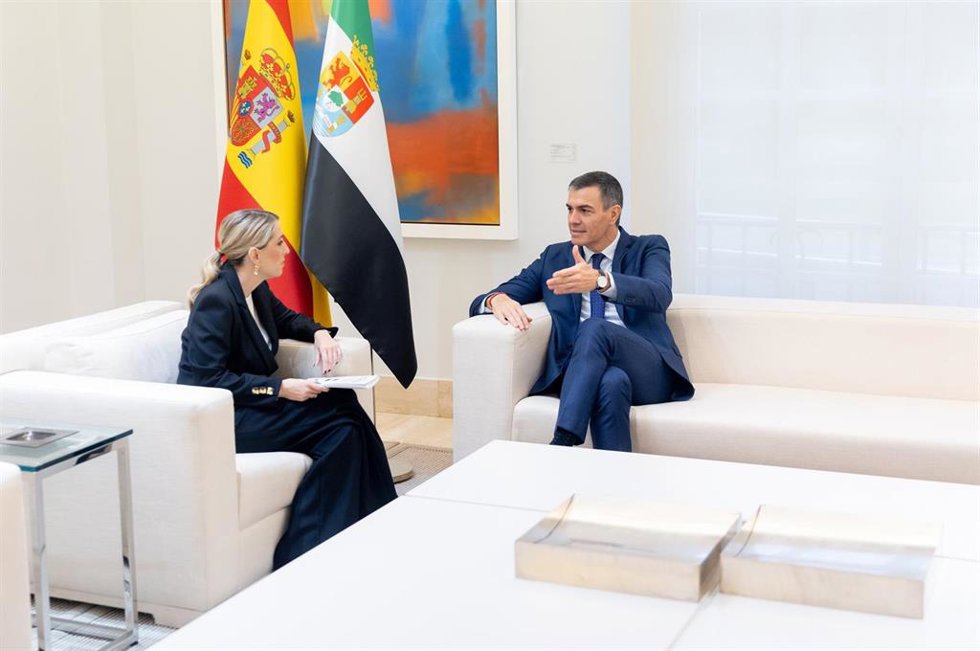 Archivo - El presidente del Gobierno, Pedro Sánchez, mantiene un encuentro con la presidenta de la Junta de Extremadura, María Guardiola, en Madrid