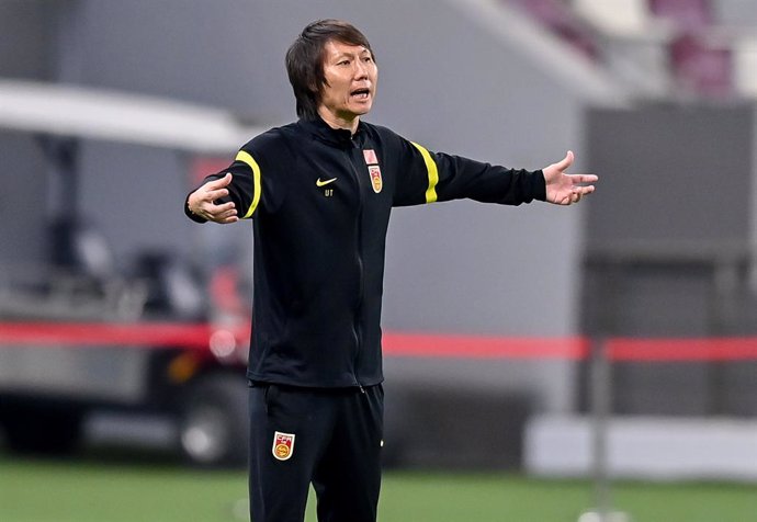 Archivo - (210908) -- DOHA, Sept. 8, 2021 (Xinhua) -- Li Tie, head coach of China, gestures during the FIFA World Cup Qatar 2022 Asian qualification football match between China and Japan in Doha, Qatar, Sept. 7, 2021.