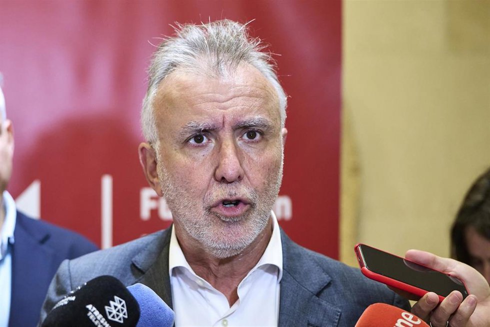 Archivo - El ministro de Política Territorial y Memoria Democrática, Ángel Víctor Torres, ofrece declaraciones a su llegada a un acto contra la derogación de la Ley de Memoria Histórica y Democrática organizado la Fundación Matilde de la Torre, en el c