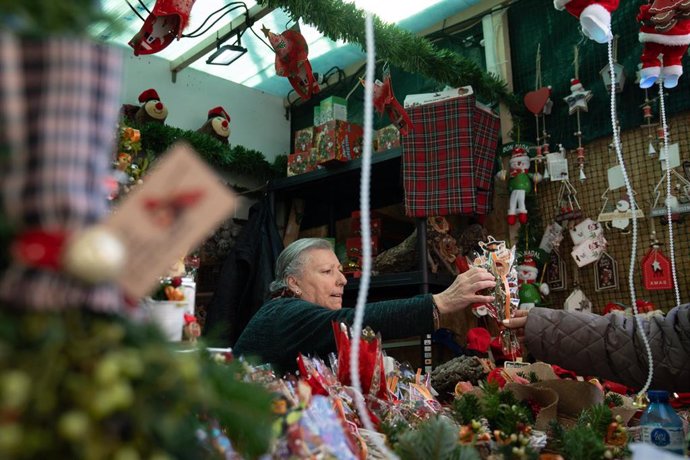 Una persona atiende en un puesto navideño