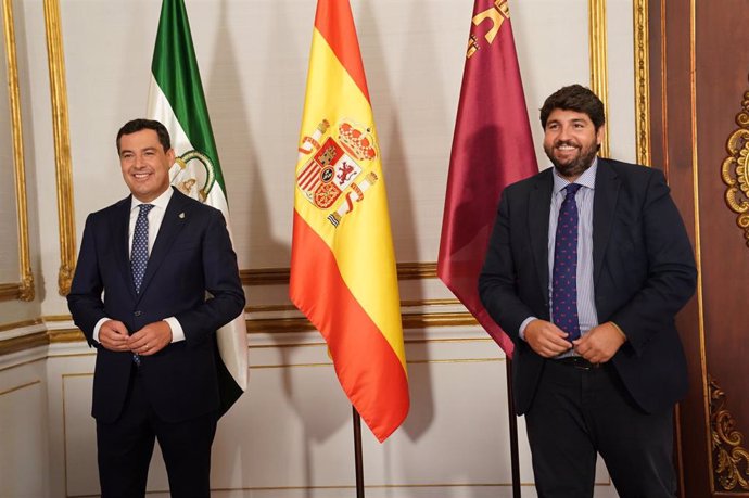 Archivo - El presidente de la Junta, Juanma Moreno (i), se reúne con el presidente de la Región de Murcia, Fernando López Miras (d), en el I Encuentro Andalucía-Región de Murcia a 29 de septiembre del 2021 en el Palacio de San Telmo, Sevilla, Andalucía.